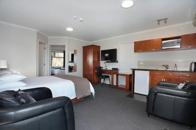 جناح بسرير كوين وسريرين منفصلين وسرير كوين بغرفة نوم واحدة بمطبخ صغير، City Corporate Motor Inn 3/3