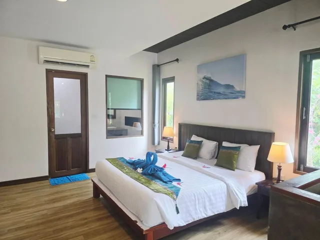 جناح عائلي بسرير كينج وسريرين منفصلين بإطلالة على البحر، D.R. Lanta Bay Resort 1/3