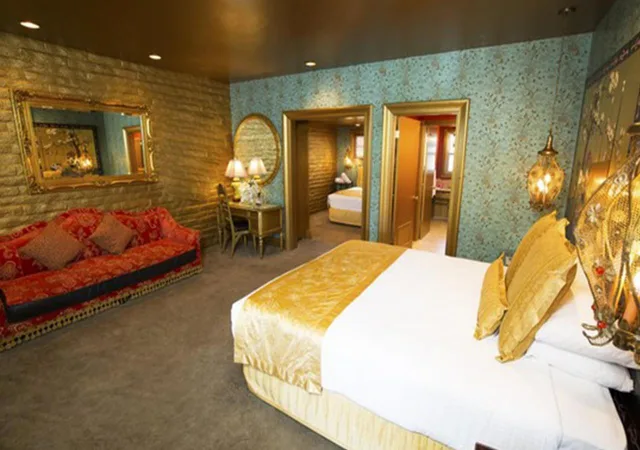 Fantasy, Oriental Front، Madonna Inn 2/2
