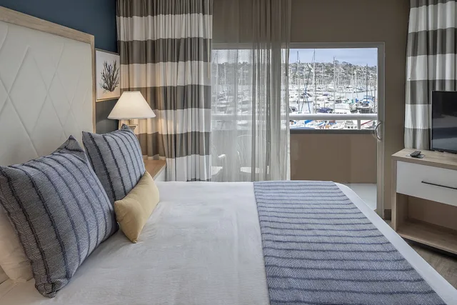 غرفة قياسية بسرير كينج بإطلالة على المرسى بشرفة، Bay Club Hotel & Marina 2/3