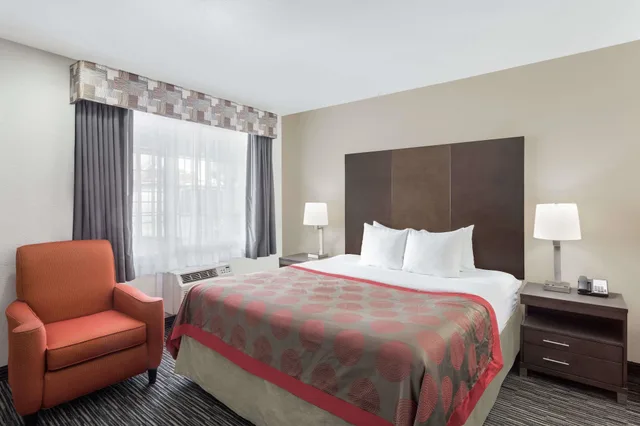 غرفة بسرير كينج لذوي الإعاقة، Ramada By Wyndham Monterey 1/3