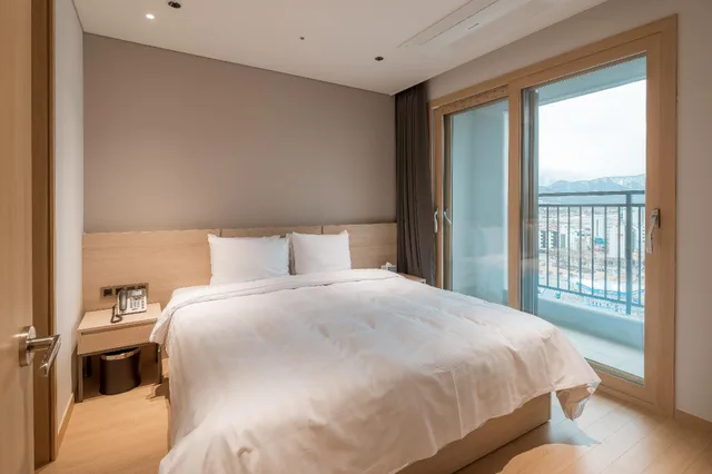 Signature, 2 Rooms, Double Bed, Chestertons Sokcho 1/1