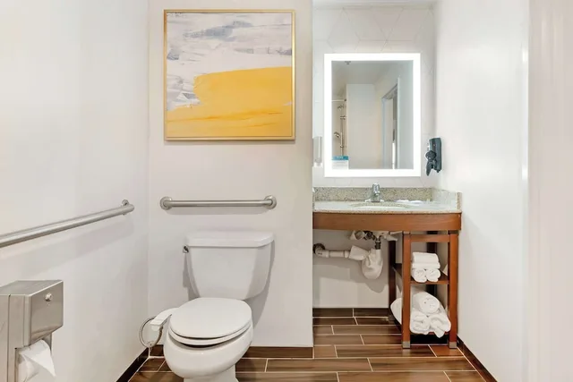 جناح بسرير كوين مع أريكة لذوي الإعاقة، Comfort Suites East Brunswick - South River 4/7