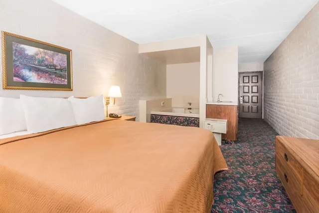 جناح، Knights Inn Dayton At Poe Ave 1/1