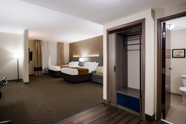 جناح بسريرين كوين بحوض جاكوزي، Comfort Inn & Suites Midway - Tallahassee West 5/7