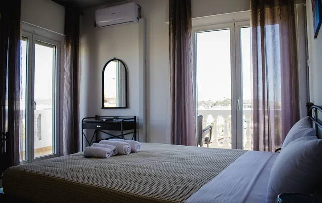 شقة عائلية بسرير مزدوج وسريرين منفصلين بغرفتي نوم، Nikolakakis Rooms Lavrio 1/5