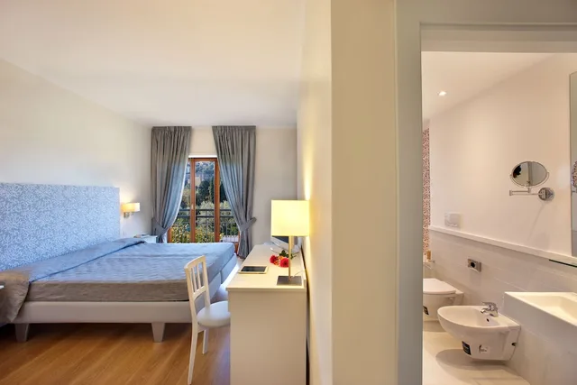 غرفة بسريرين منفصلين بإطلالة على المسبح، Hotel Regina Sorrento 10/10
