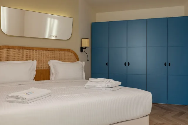 غرفة قياسية بسرير كينج، MiraMar Luxury Residences 2/7