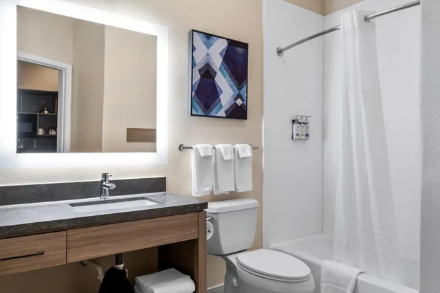 جناح بغرفة نوم واحدة مع أريكة، Candlewood Suites Victoria 2/2