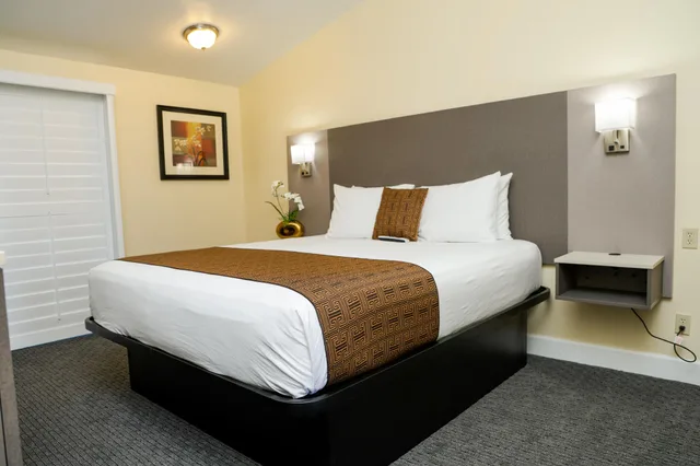 غرفة بسرير كينج، Silver Surf Motel 1/3