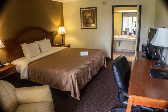 غرفة قياسية بسرير كينج للمدخنين، Quality Inn & Suites Erie near Casino 3/5