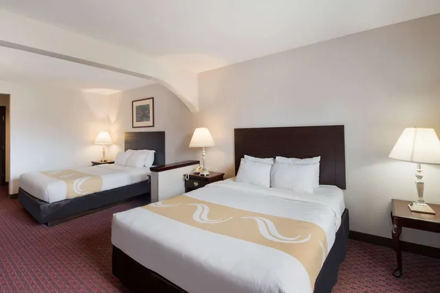 Efficiency, Suite, 2 Queen Beds، Quality Inn Grand Suites Bellingham 1/5