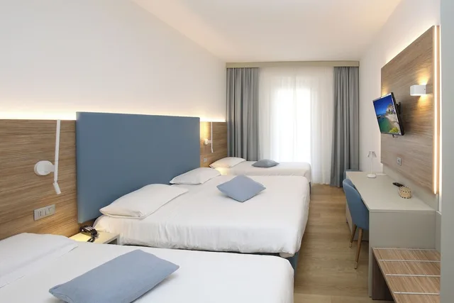غرفة كلاسيكية رباعية بسرير مزدوج وسريرين منفصلين، Riviera Castelsardo Hotel 2/10