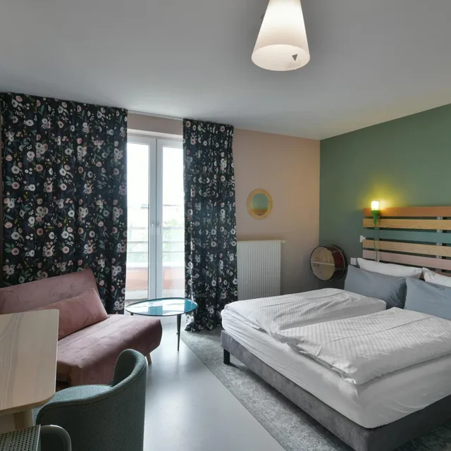 غرفة بسرير مزدوج مع أريكة، Hotel BIRGIT Berlin Mitte 1/10