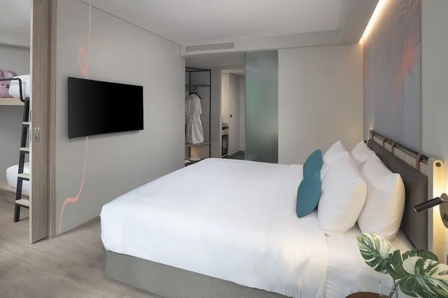 غرفة بسرير كينج وأسرّة بطابقين، JonoX Phuket Karon Hotel 2/3