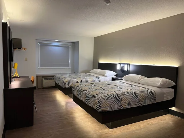 غرفة ديلوكس بسريرين كوين بحوض استحمام، Motel6 Indianapolis, IN 4/8