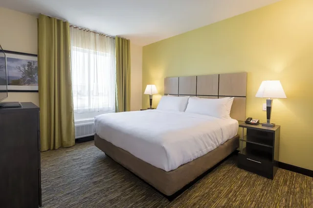 جناح بسرير كينج بحوض استحمام لذوي الإعاقة، CANDLEWOOD SUITES BUDA - AUSTIN SW 1/1