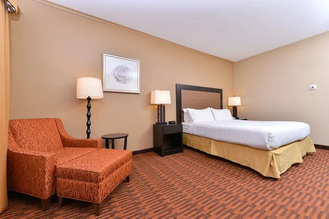 Standard, King Bed, Holiday Inn Express Breezewood 2/7