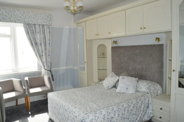 غرفة بسرير مزدوج، The Livermead House 1/2