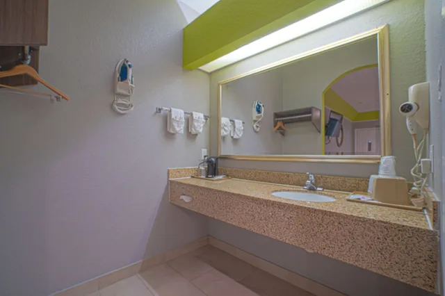 غرفة بسريرين كوين للمدخنين، Hotel Bliss Kemah Boardwalk 3/3
