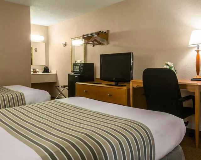 غرفة قياسية بسريرين مزدوجين، Econo Lodge Inn & Suites at Fort Moore 2/2