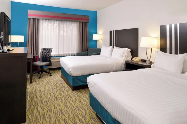 غرفة قياسية بسريرين كوين، Holiday Inn Express Hotel And Suites Omaha West 2/8