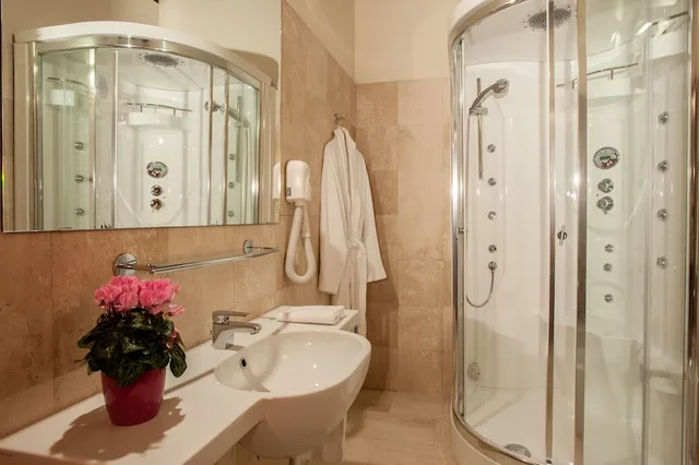 دوبلكس جونيور بسرير كينج بجاكوزي، Hotel Flora 4/5