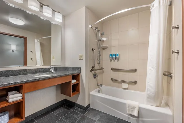 جناح بسريرين كوين بغرفتين مع أريكة بحوض استحمام لذوي الإعاقة، Drury Plaza Hotel Columbia East 2/2