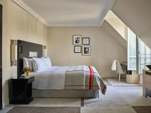 جناح جونيور ديلوكس بسرير كينج وسرير فردي، Hotel Plaza Athenee 1/1