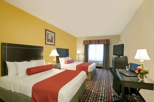 غرفة قياسية بسريرين كوين يُسمح فيها بالحيوانات الأليفة، Best Western Greentree Inn & Suites 1/6