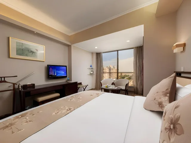 غرفة كومفورت بسرير كينج وسرير كوين، Guangdong Hotel Zhuhai Ex Guangdong Regency 2/4