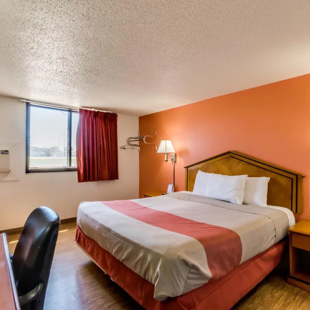 Room, King Bed, Motel6 Albert Lea, MN 6/10