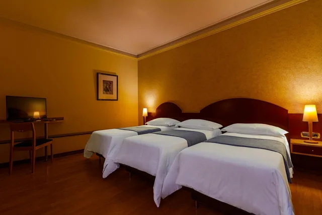 غرفة ثلاثية بثلاثة أسرّة، Internacional Hotel 2/3