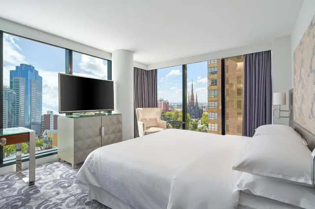 جناح تنفيذي ركني بسرير كينج بإطلالة على المدينة بشرفة في طابق مرتفع، Sheraton Melbourne Hotel 1/4