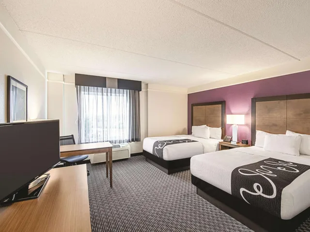 غرفة بسريرين مزدوجين بحوض استحمام لذوي الإعاقة، La Quinta Inn & Suites by Wyndham Austin Airport 3/5