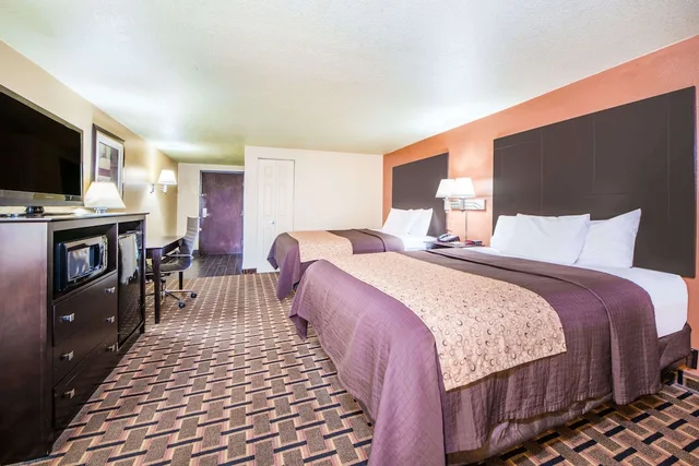 غرفة قياسية بسريرين كوين، Days Inn by Wyndham Joplin 2/9