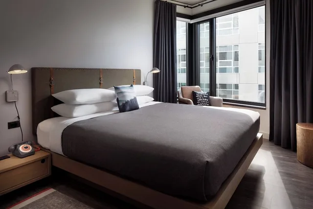 غرفة بسرير كينج في طابق مرتفع، Moxy Seattle Downtown 1/5