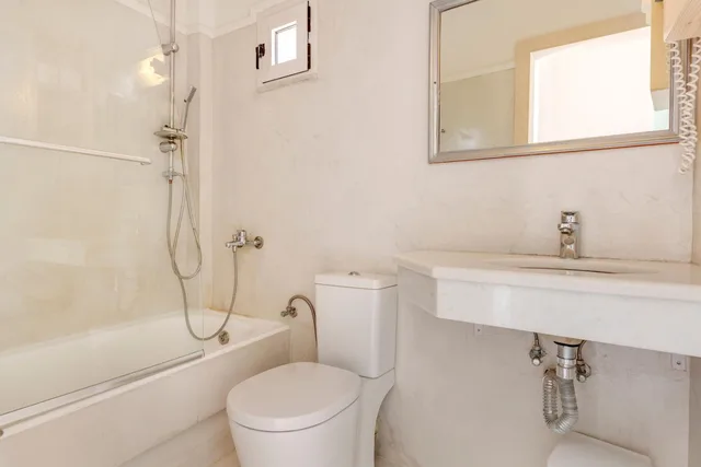 غرفة كلاسيكية ثلاثية بشرفة، Faros Village 5/9