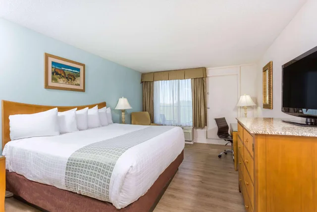 غرفة بسرير كينج بإطلالة على المدينة يُسمح فيها بالحيوانات الأليفة لذوي الإعاقة، Ramada Plaza by Wyndham Nags Head Oceanfront 1/1