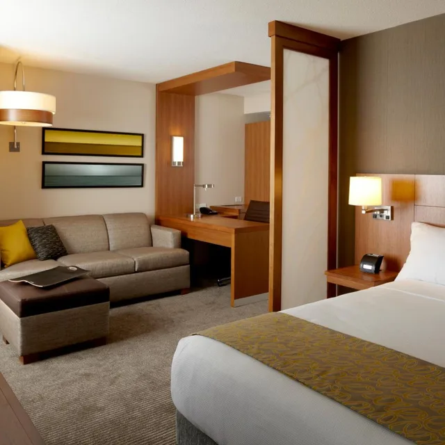 Specialty, King Bed, Hyatt Place Calgary Airport 1/2