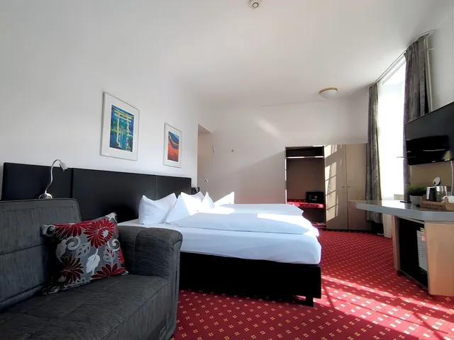 غرفة عائلية رباعية بسرير مزدوج بشرفة مع أريكة، Hotel Schwert 2/4