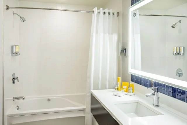 Executive, Suite, King Bed, River View, West Tower، The Royal Sonesta Boston 1/2