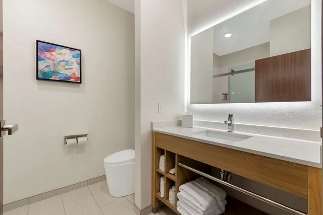 غرفة بسرير كينج، La Quinta Inn & Suites by Wyndham Coralville Iowa City 4/4