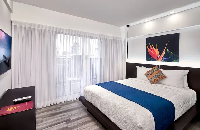 2 Bedrooms, Loft, Penthouse, Suite, 2 Queen Beds, Balcony, Kitchenette، R Hotel Kingston 1/6