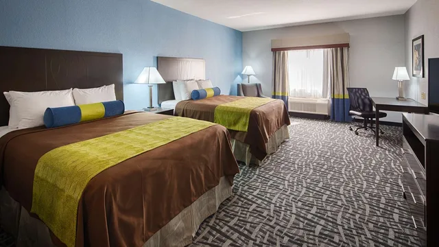 جناح بسريرين كوين مع أريكة بمطبخ بحوض استحمام لذوي الإعاقة، Best Western Plus Lonestar Inn and Suites 1/3