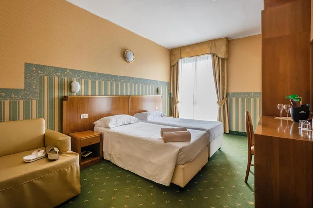 غرفة كلاسيكية بإطلالة على البحيرة، HOTEL SPLENDID PALACE 2/3