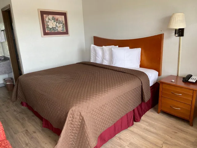 غرفة بسرير كينج للمدخنين، Colonial Inn 1/6