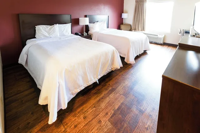 غرفة قياسية بسريرين مزدوجين، Red Roof PLUS Danville, KY 3/6