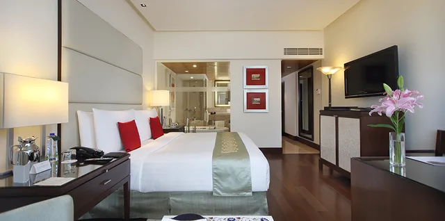 Room, Double Bed, Bay View، The Oberoi Mumbai 2/3