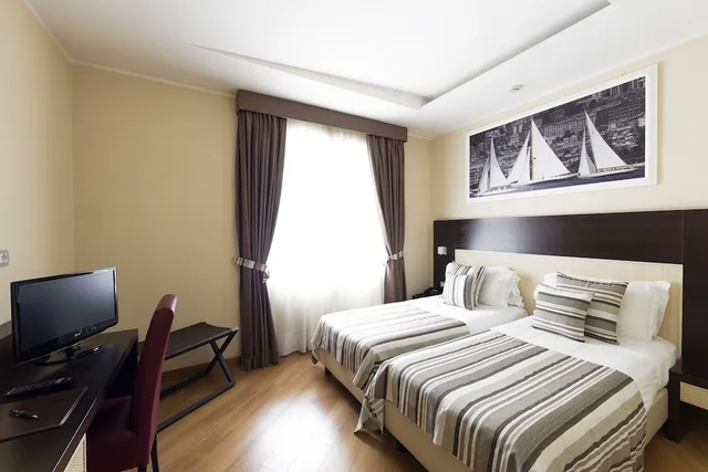 Classic, Queen Bed, Hotel Naples 3/4